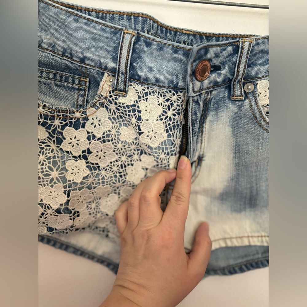 American Eagle Outfitters Shortie Denim Shorts Lace Applique Size 2 Light Blue - Picture 5 of 8